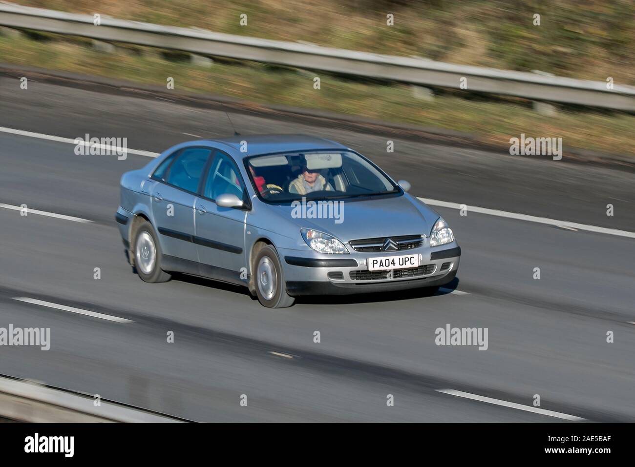 Citroën C5 HDI LX Auto; sfocata auto in movimento che viaggiano a velocità sulla M61; lenta velocità dello shutter esagerando il movimento del veicolo Foto Stock