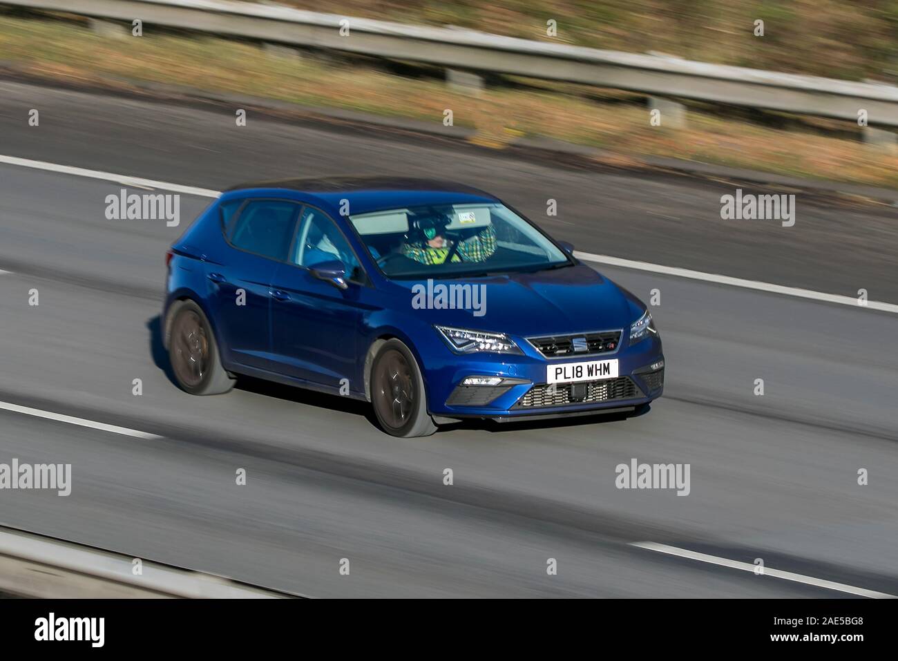 Movimento sfocate Car Seat Leon FR tecnologia STI che viaggiano a velocità sulla M61 Autostrada lenta velocità dello shutter di movimento del veicolo Foto Stock