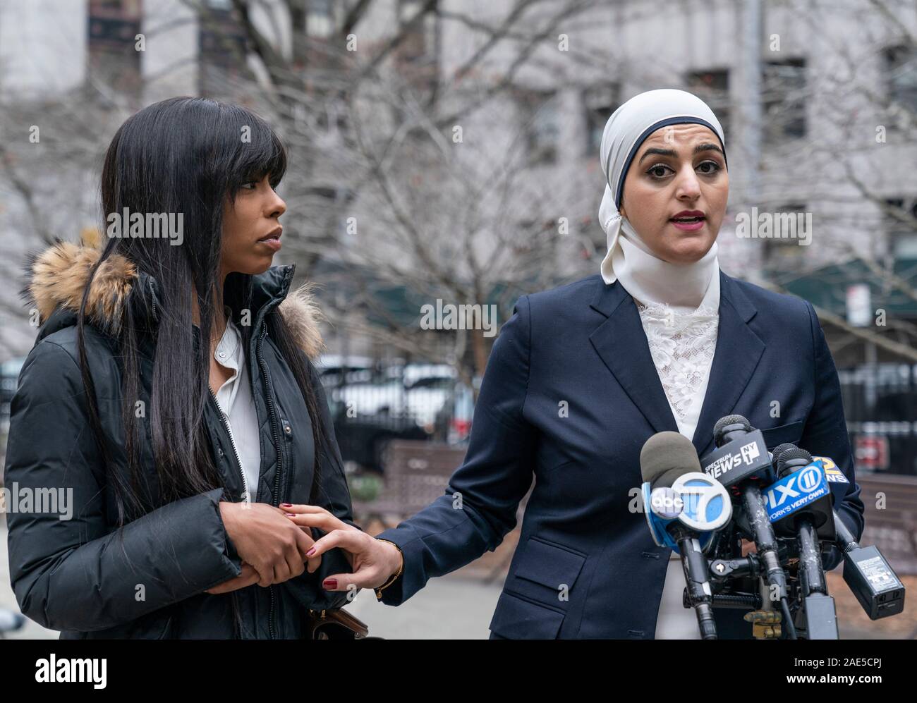 New York, NY - Dicembre 6, 2019: gelsomino Yvette vittima di aggressioni e procuratore Tahanie Aboushi condotta conferenza stampa dopo assalitore arresto a 100 Centre street Foto Stock