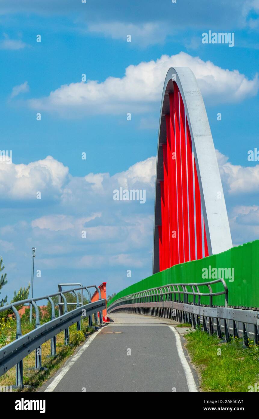 Percorso pedonale e ciclabile Elbe percorso ciclabile sopra il ponte Elba Wittenberg dipinto di rosso e verde Sassonia-Anhalt Germania. Foto Stock