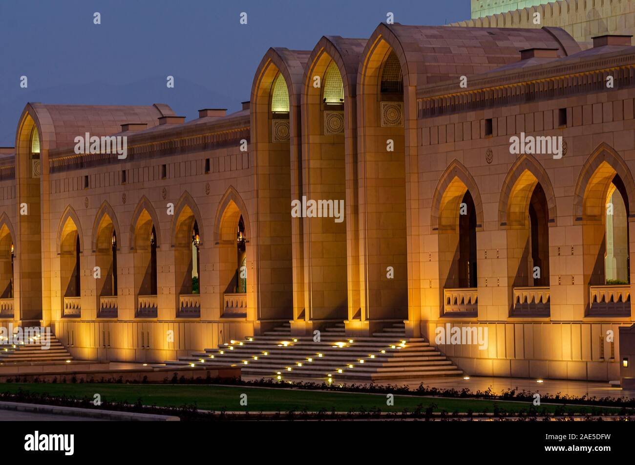 Ingresso illuminato del Sultano Qaboos moschea, Muscat Oman. Foto Stock