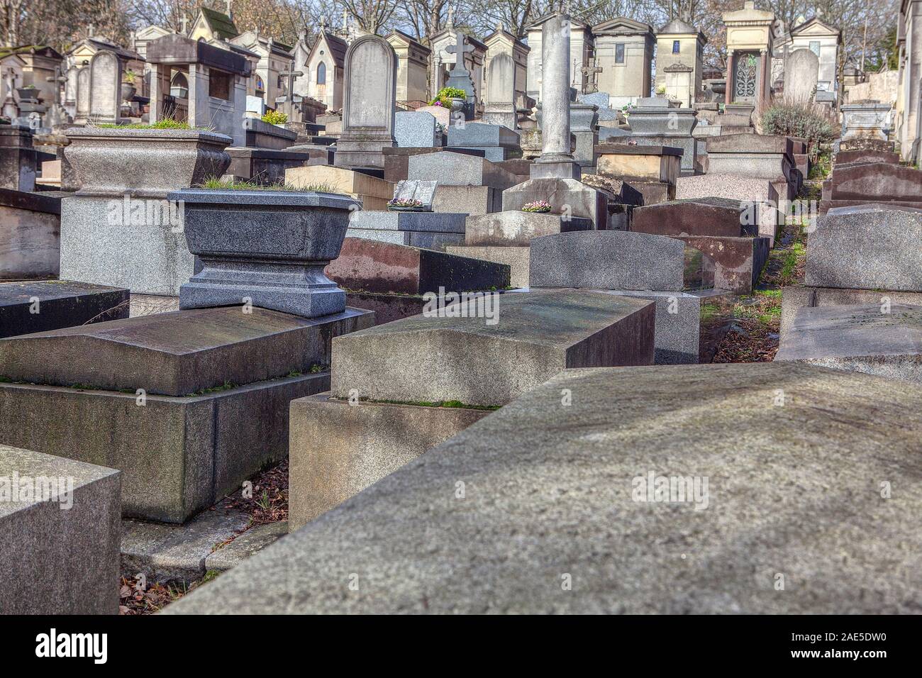 Tombe in pietra del cimitero di Pere Lachaise Foto Stock