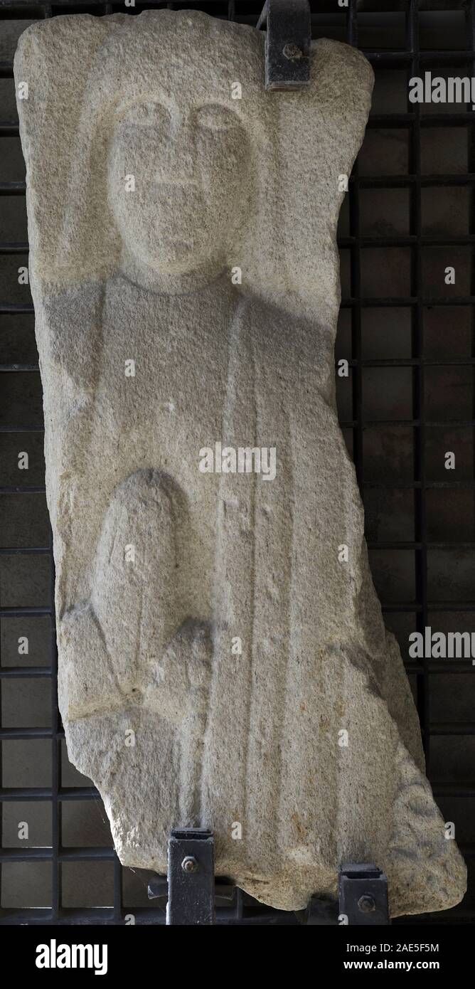 Fragmento de lápida biella yacente estatua de viuda, siglo XV. La Iglesia de Santo Tomás, La Coruña. Museo Arqueológico e Histórico (Castillo de San Antón). La Coruña. La Galizia. España. Foto Stock