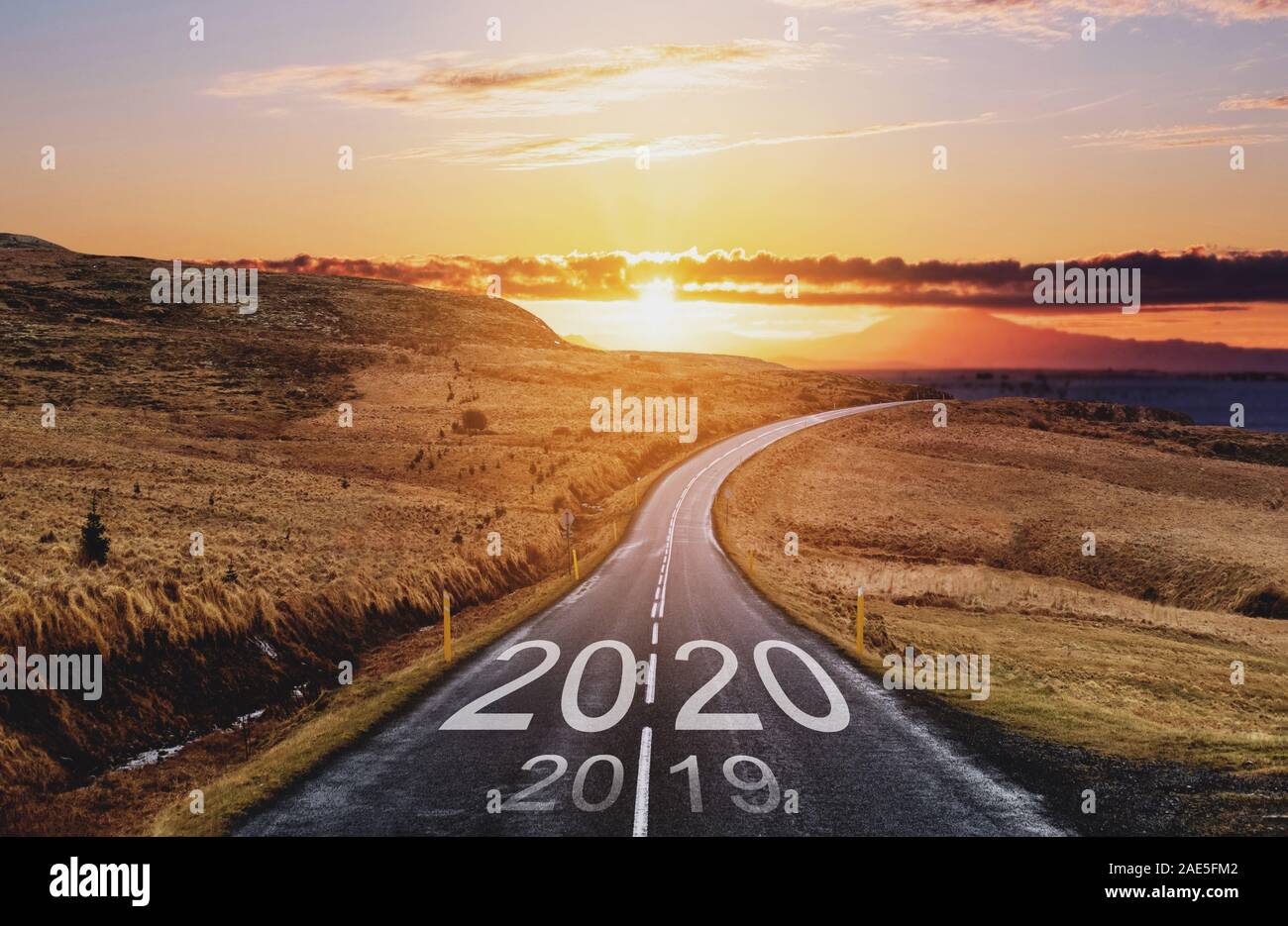 2020 e 2019 sulla strada vuota al tramonto. Anno nuovo concetti Foto Stock