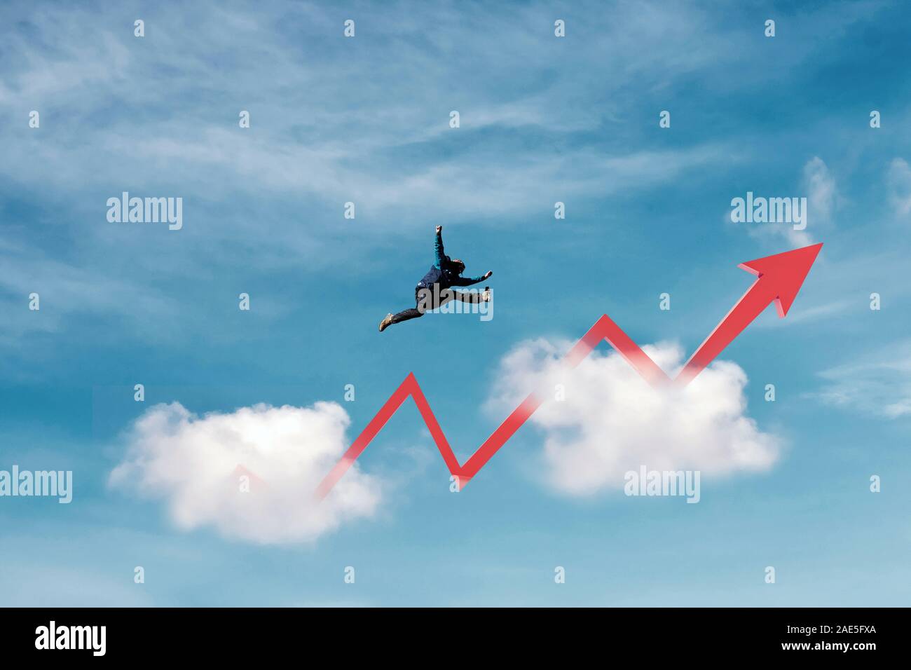 Il successo, la realizzazione e la crescita del business dei concetti. Un uomo salta sopra le nuvole con freccia di sollevamento Foto Stock