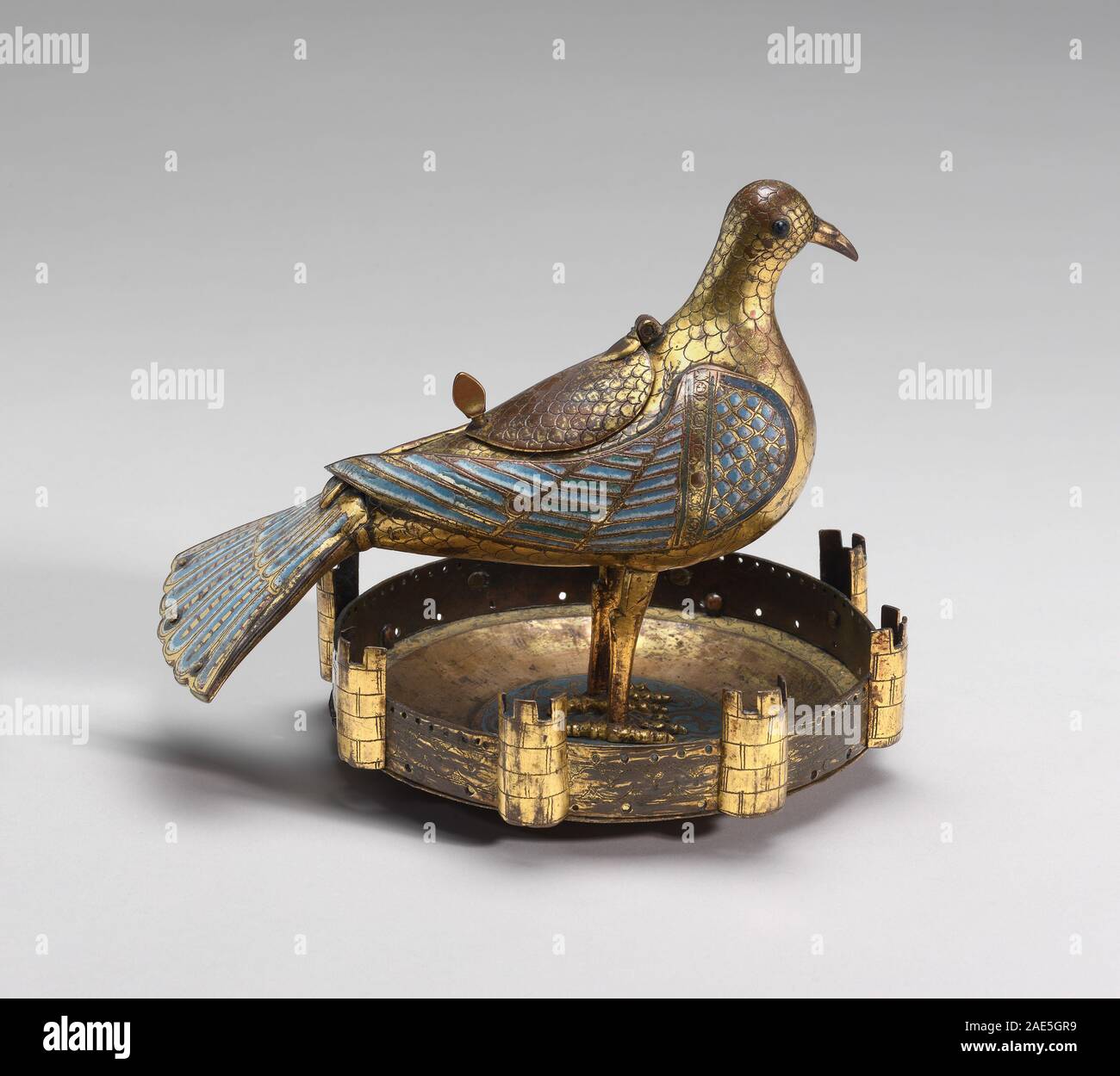 Un pix francese del XIII secolo sotto forma di colomba, creato intorno al 1220-1230. Realizzata in rame dorato con smalto, è stata utilizzata per celebrare l'Eucaristia in cerimonie religiose, illustrando opere metalliche medievali e disegni liturgici. Foto Stock