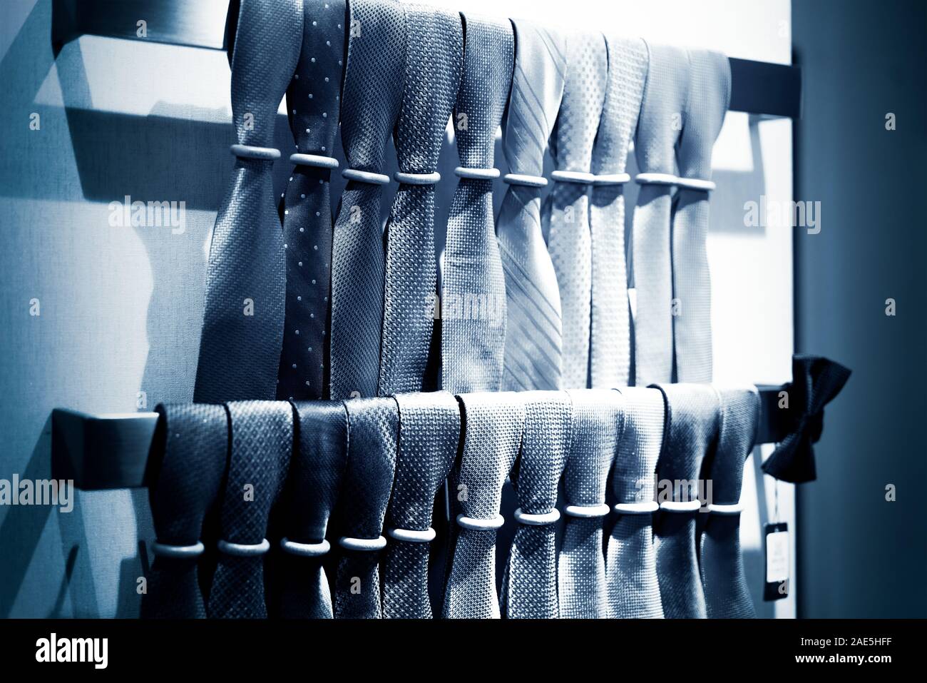 Cravatte in vetrina al negozio. Collezione di cravatte a spirale nel display  e una cravatta piatto sulla parte superiore degli altri Foto stock - Alamy