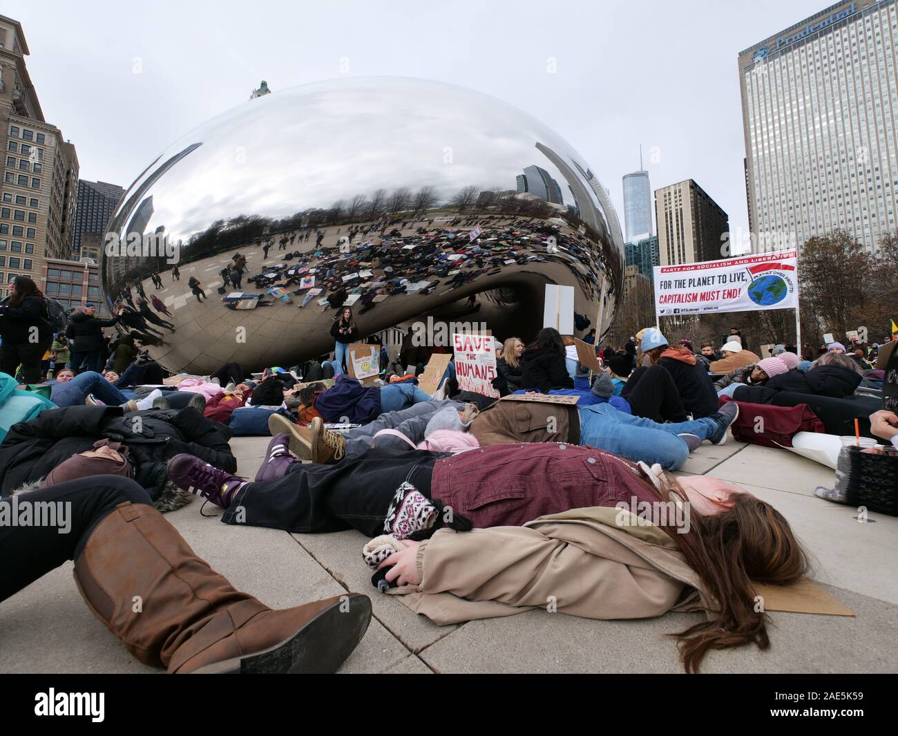 Chicago, Illinois, Stati Uniti d'America. Il 6 dicembre 2019. Il cambiamento climatico manifestanti tenere un 'die nell' al Cloud Gate in Millennium Park oggi nel corso del rally e marzo. Foto Stock