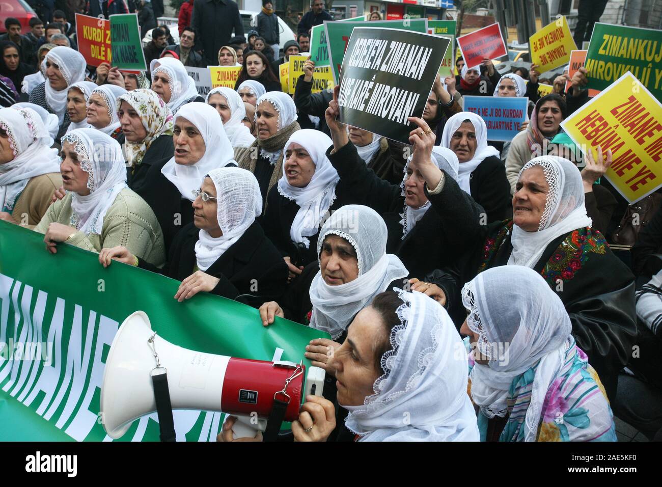 ISTANBUL, Turchia - 17 gennaio: la pace madri (turco: Baris Anneleri) è una donna movimento per i diritti civili in attivismo in piazza Galatasaray il 17 gennaio 2009 ad Istanbul in Turchia. Foto Stock