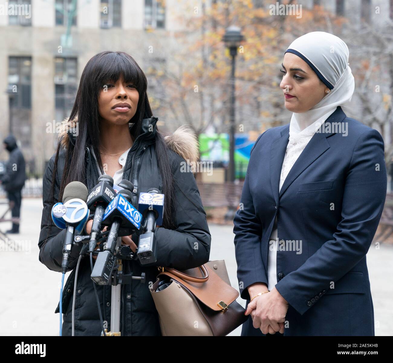 New York, NY - Dicembre 6, 2019: gelsomino Yvette vittima di aggressioni e procuratore Tahanie Aboushi condotta conferenza stampa dopo assalitore arresto a 100 Centre street Foto Stock