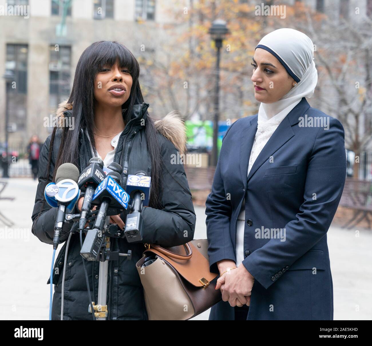 New York, NY - Dicembre 6, 2019: gelsomino Yvette vittima di aggressioni e procuratore Tahanie Aboushi condotta conferenza stampa dopo assalitore arresto a 100 Centre street Foto Stock