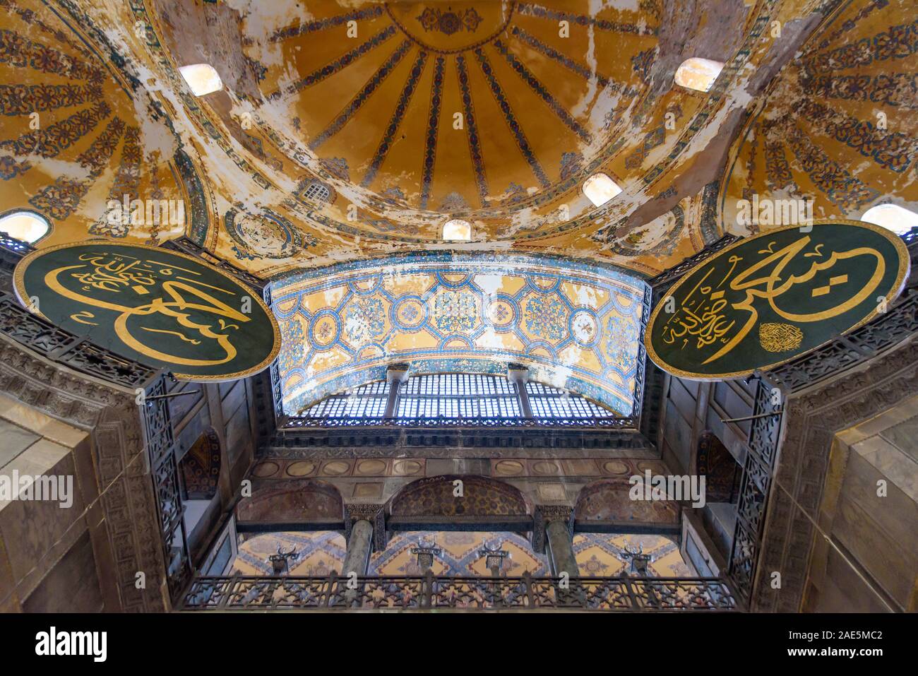 Interno di Hagia Sophia, ex cattedrale ortodossa e Ottoman Imperial moschea, ad Istanbul in Turchia Foto Stock