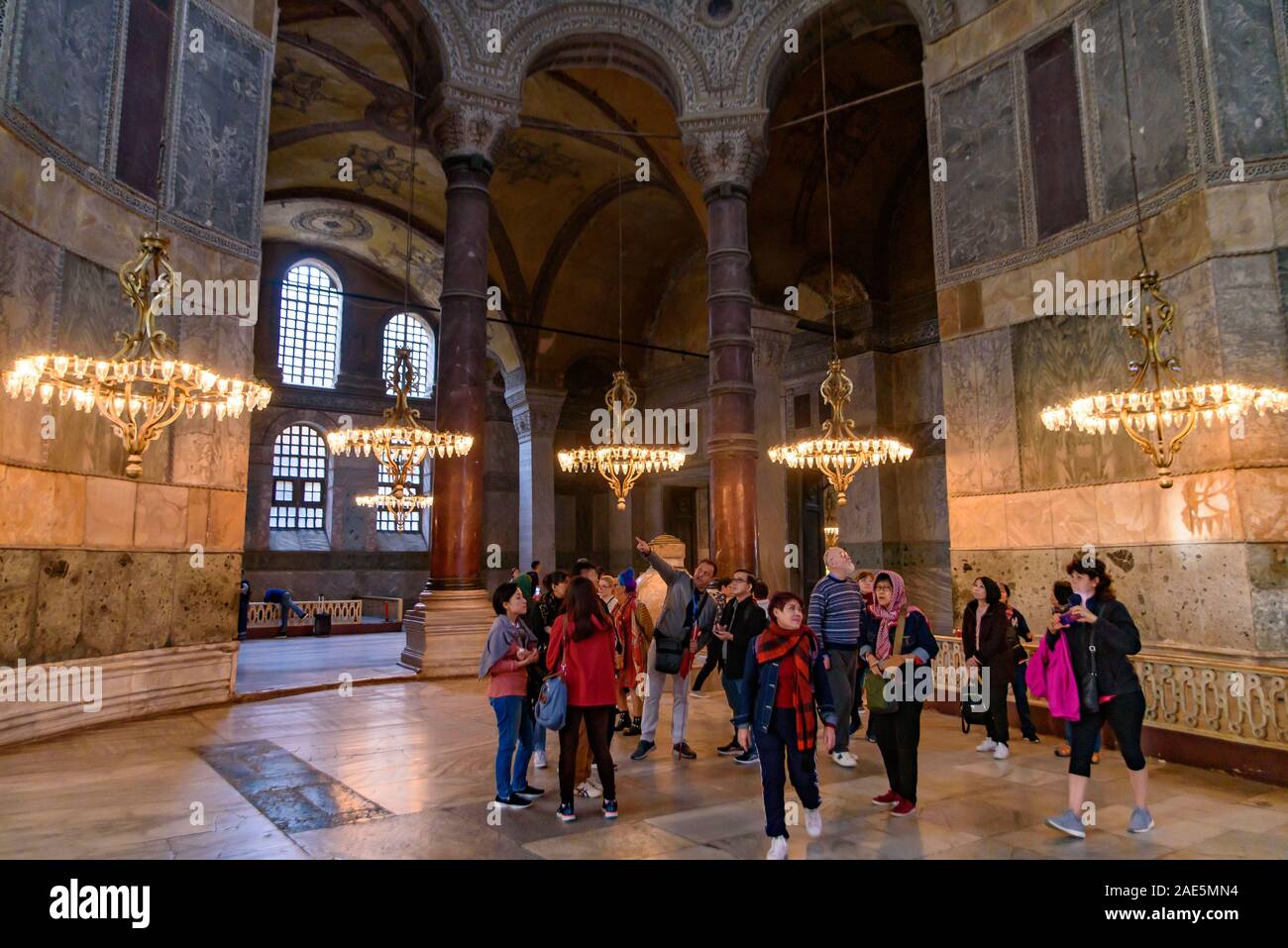 I turisti all'interno di Hagia Sophia, ex cattedrale ortodossa e Ottoman Imperial moschea, ad Istanbul in Turchia Foto Stock