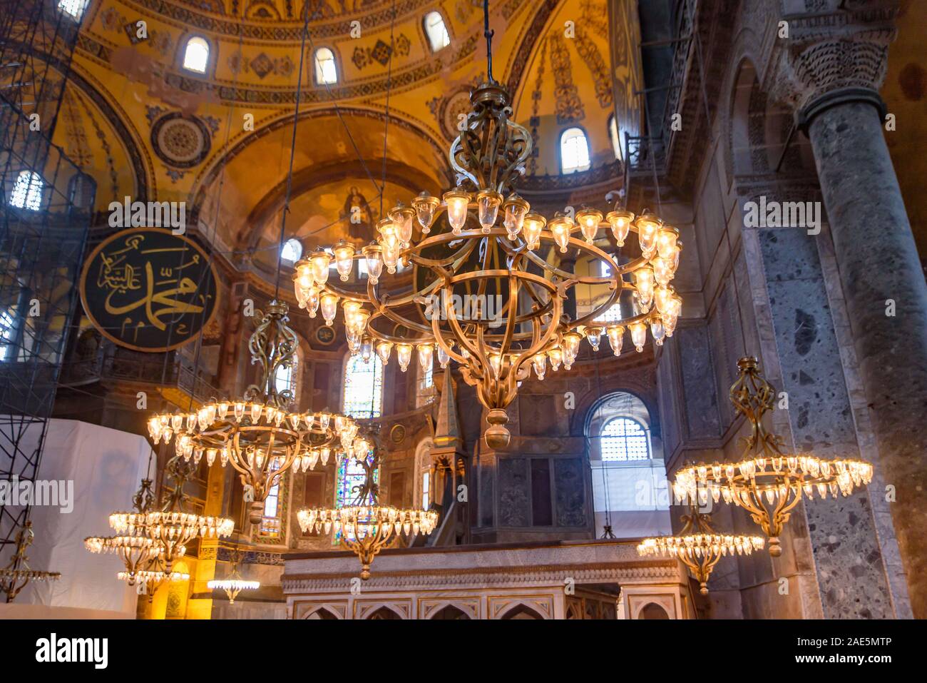 Interno di Hagia Sophia, ex cattedrale ortodossa e Ottoman Imperial moschea, ad Istanbul in Turchia Foto Stock