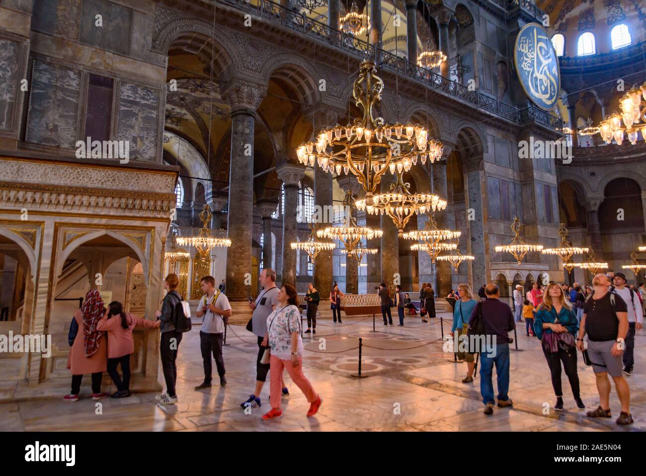 I turisti all'interno di Hagia Sophia, ex cattedrale ortodossa e Ottoman Imperial moschea, ad Istanbul in Turchia Foto Stock