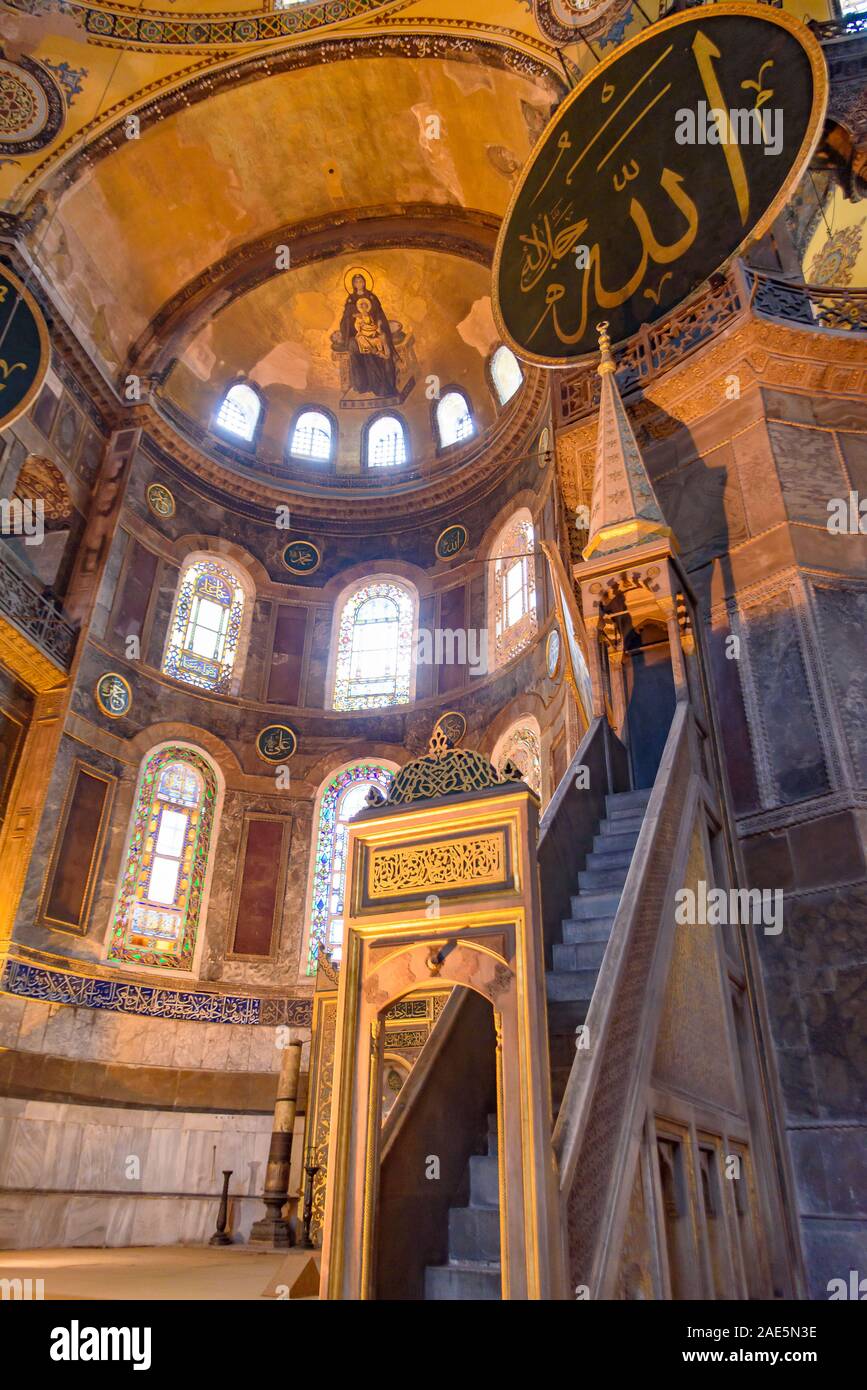 Interno di Hagia Sophia, ex cattedrale ortodossa e Ottoman Imperial moschea, ad Istanbul in Turchia Foto Stock