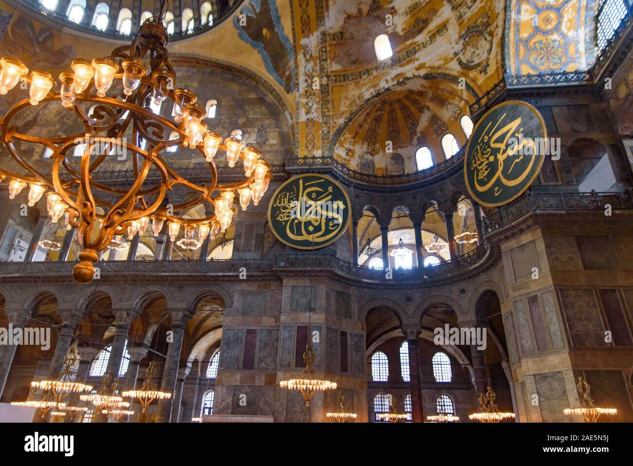 Interno di Hagia Sophia, ex cattedrale ortodossa e Ottoman Imperial moschea, ad Istanbul in Turchia Foto Stock