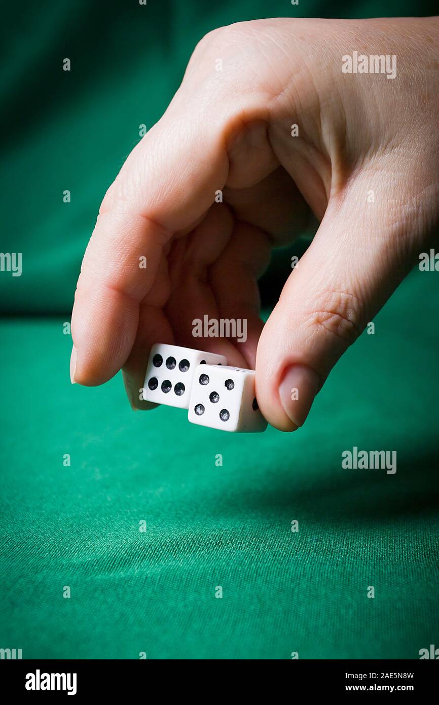 Canto getta dadi su un tavolo con il panno verde Foto Stock