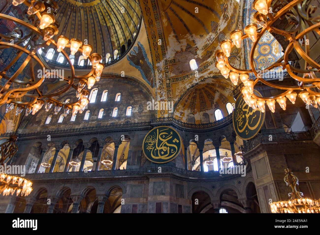 Interno di Hagia Sophia, ex cattedrale ortodossa e Ottoman Imperial moschea, ad Istanbul in Turchia Foto Stock