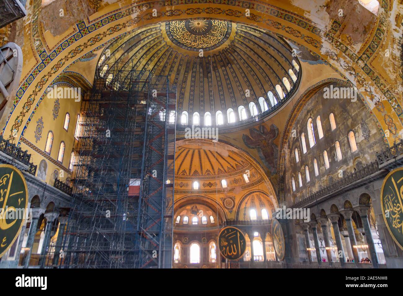 Interno di Hagia Sophia, ex cattedrale ortodossa e Ottoman Imperial moschea, ad Istanbul in Turchia Foto Stock
