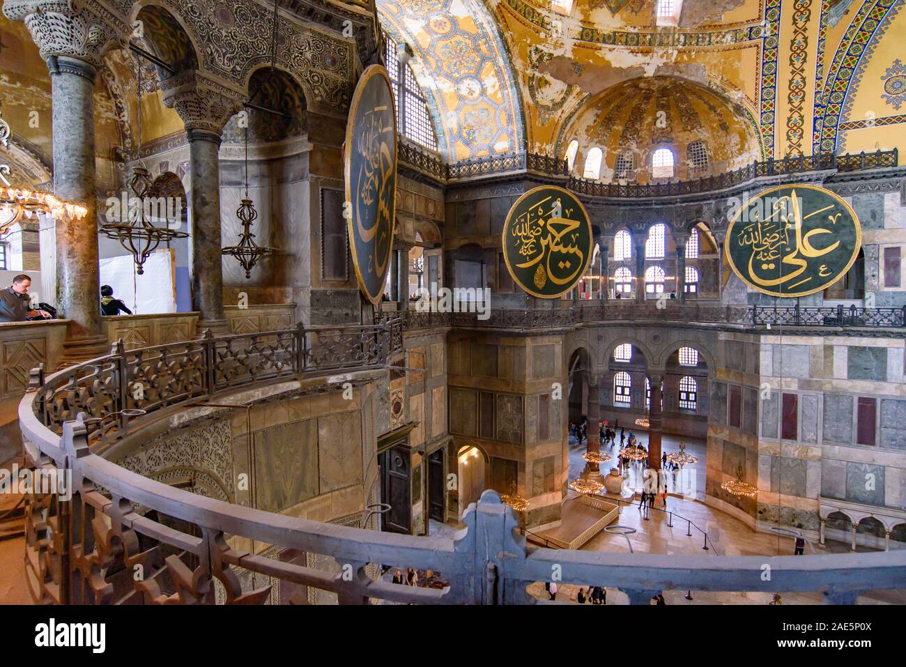 Interno di Hagia Sophia, ex cattedrale ortodossa e Ottoman Imperial moschea, ad Istanbul in Turchia Foto Stock