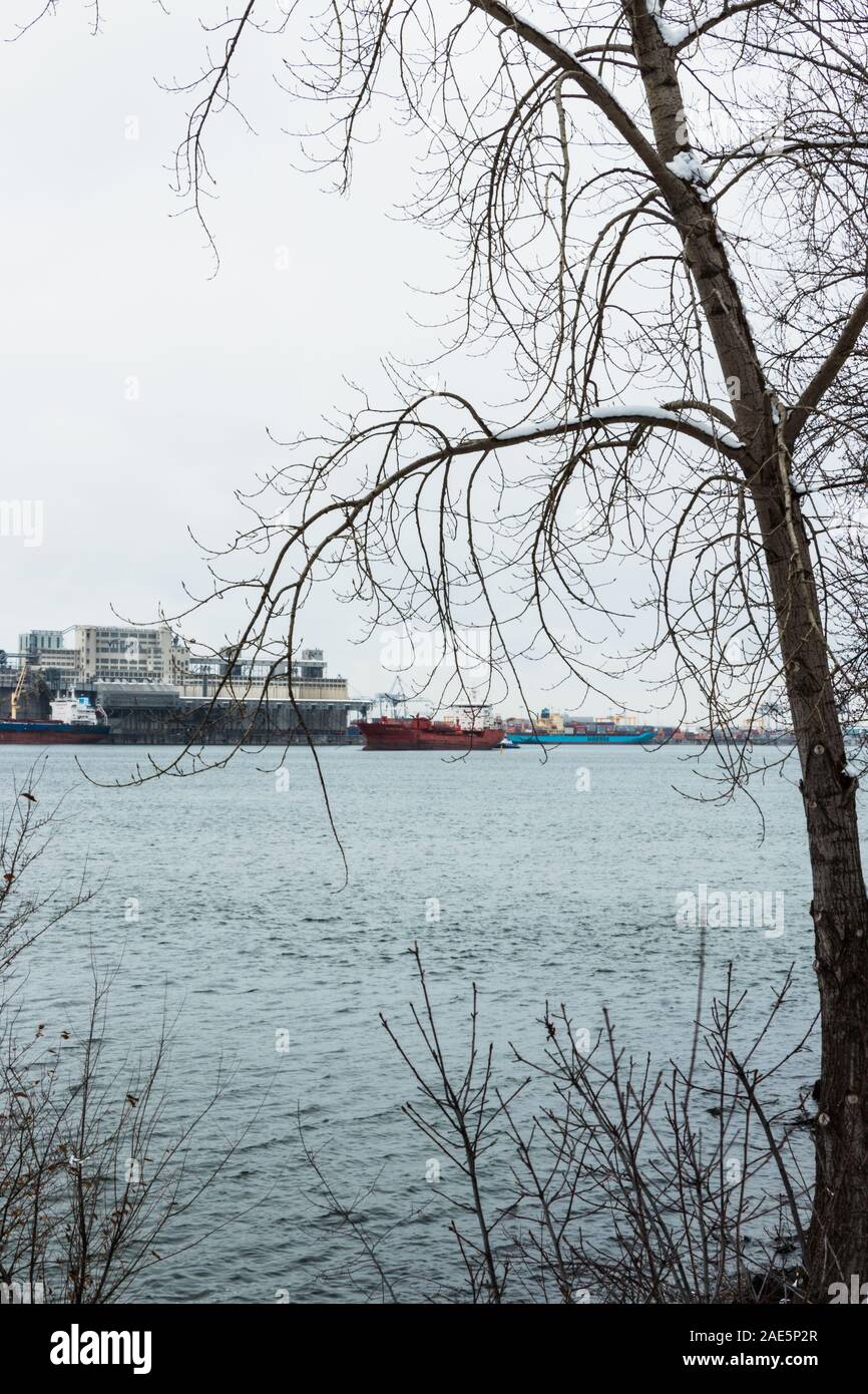Paesaggio invernale su Saint Laurent Fiume con nave rossa Foto Stock