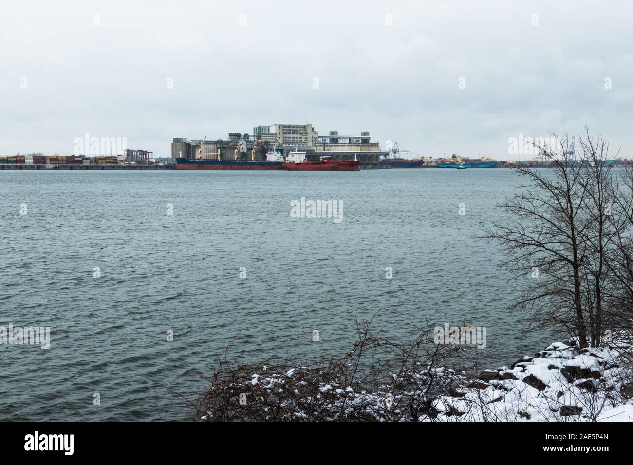 Paesaggio invernale su Saint Laurent Fiume con nave rossa Foto Stock