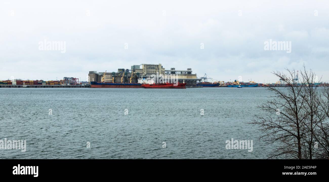 Paesaggio invernale su Saint Laurent Fiume con nave rossa Foto Stock