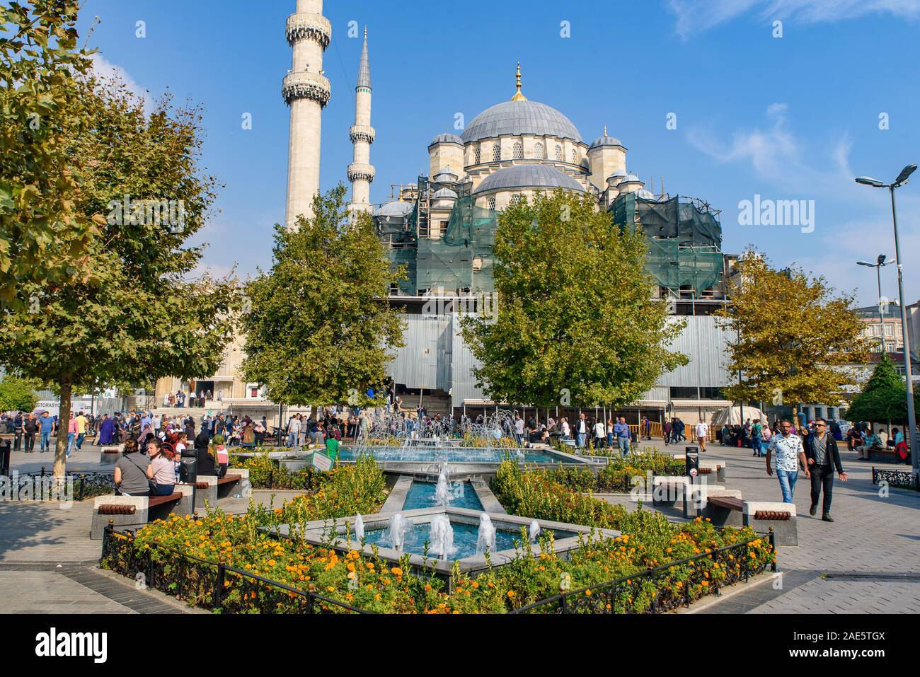 Nuova Moschea (Yeni Cami), una moschea imperiale ottomana situata nel quartiere Eminonu di Istanbul, Turchia Foto Stock