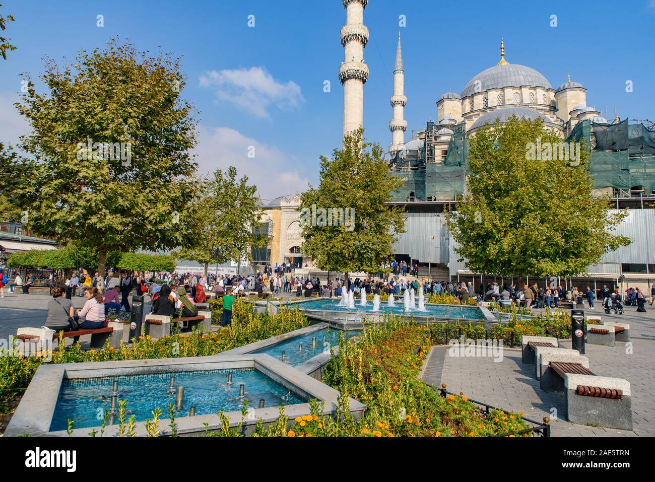Nuova Moschea (Yeni Cami), una moschea imperiale ottomana situata nel quartiere Eminonu di Istanbul, Turchia Foto Stock