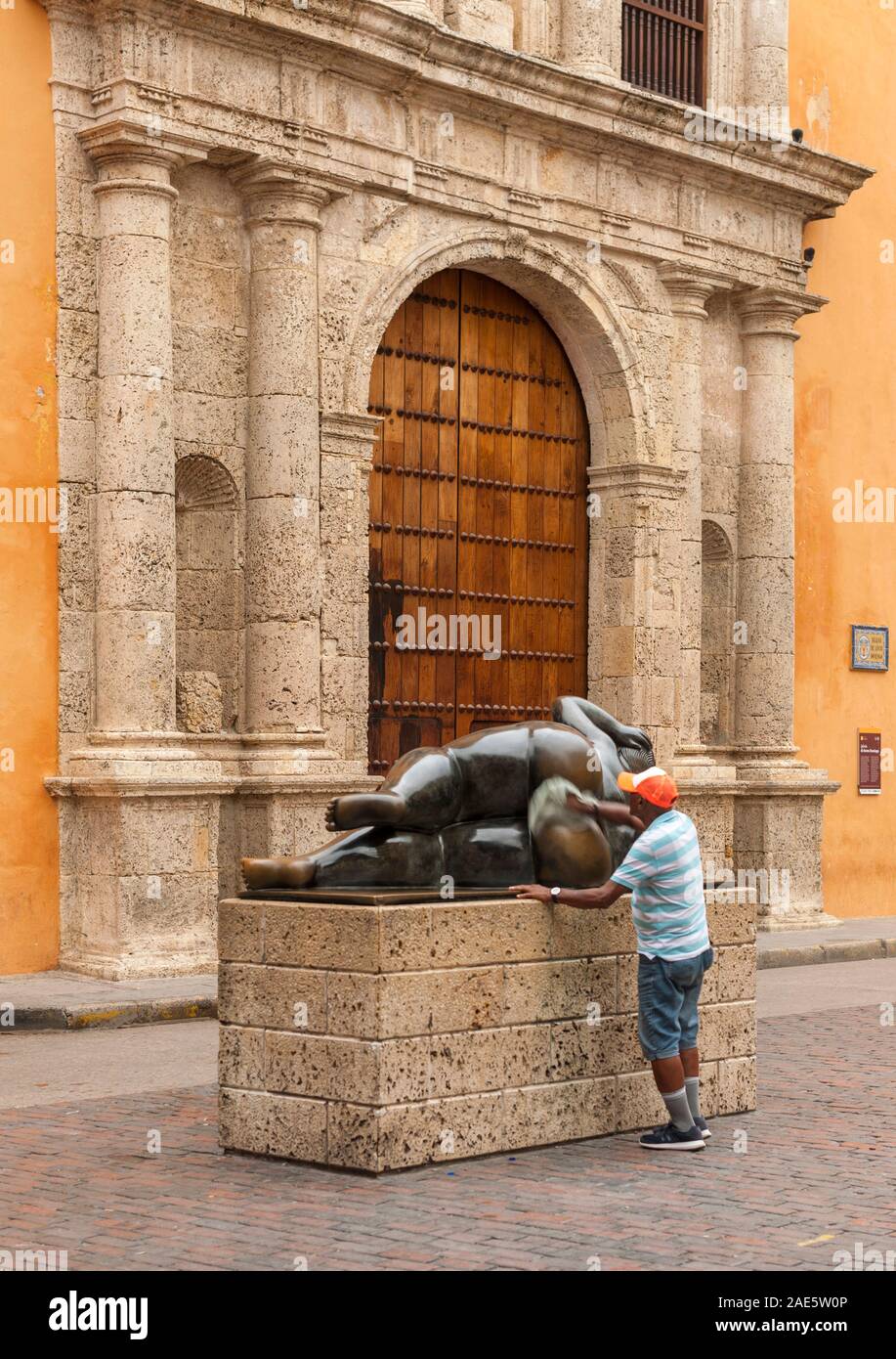 Pulizia del lavoratore il bronzo Botero scultura "La Gorda Getrudis "in Plaza Santo Domingo nel centro storico della città di Cartagena, Colombia. Foto Stock