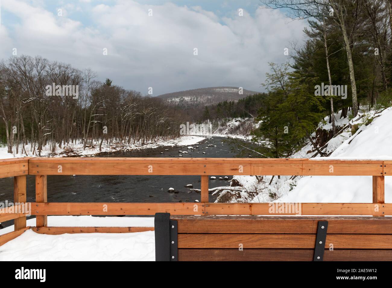 Aperto recentemente Boiceville Ponte sul Ashokan Rail Trail nella Hudson Valley di New York. Il sole, le nuvole e la neve. Aperto per escursionismo, lo sci di fondo Foto Stock