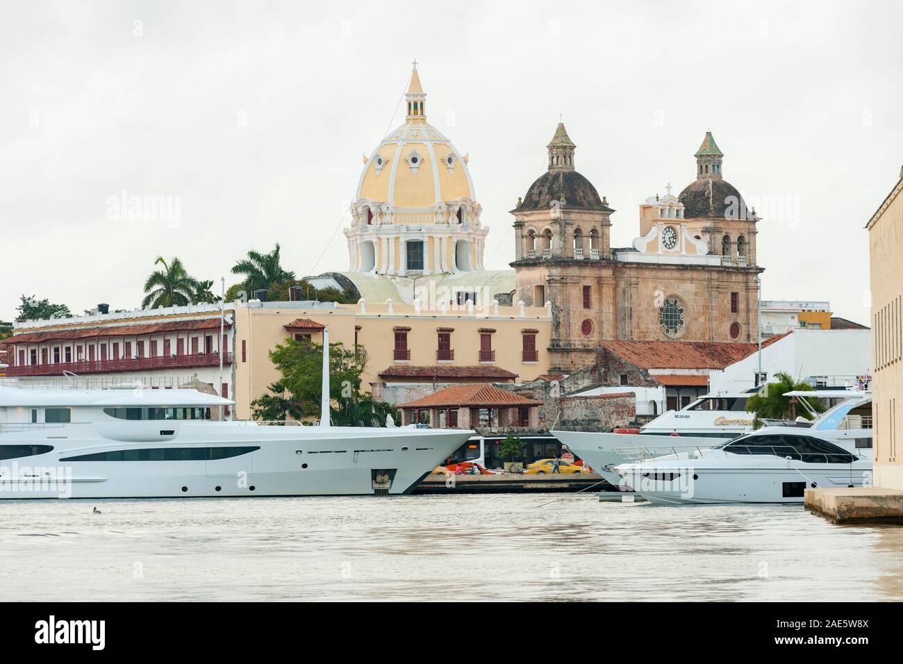 Vista delle barche ormeggiate al fianco di edifici storici della città vecchia cinta di mura di Cartagena in Colombia. Foto Stock