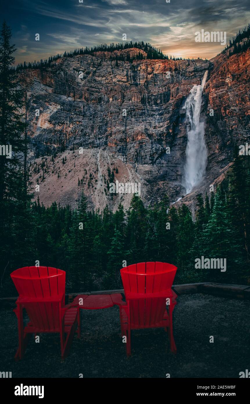 Due sedie all'aperto con vista delle cascate di Takakkaw in Banff National Park in Alberta Foto Stock