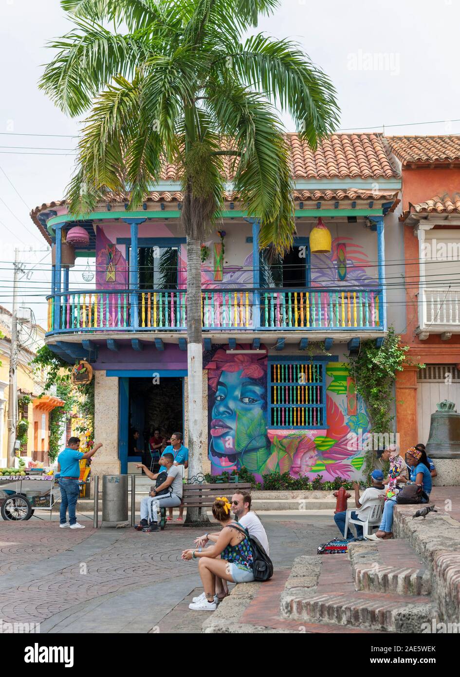 Santissima Trinità piazza (Plaza Trinidad) nel Getsemani quartiere di Cartagena, Colombia. Foto Stock