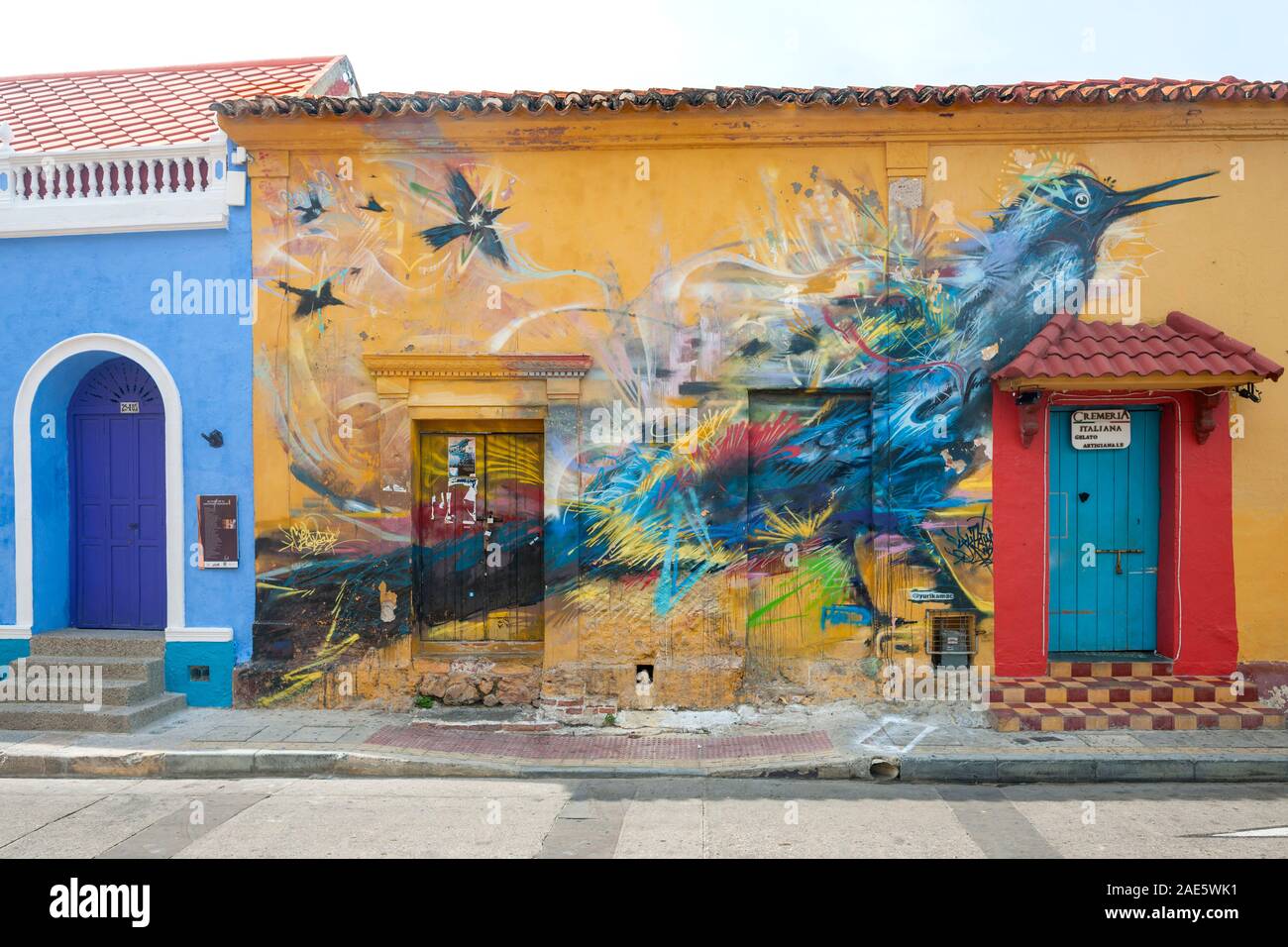 Graffiti murale di un uccello su una casa sulla Santissima Trinità piazza (Plaza Trinidad) nel Getsemani quartiere di Cartagena, Colombia. Foto Stock
