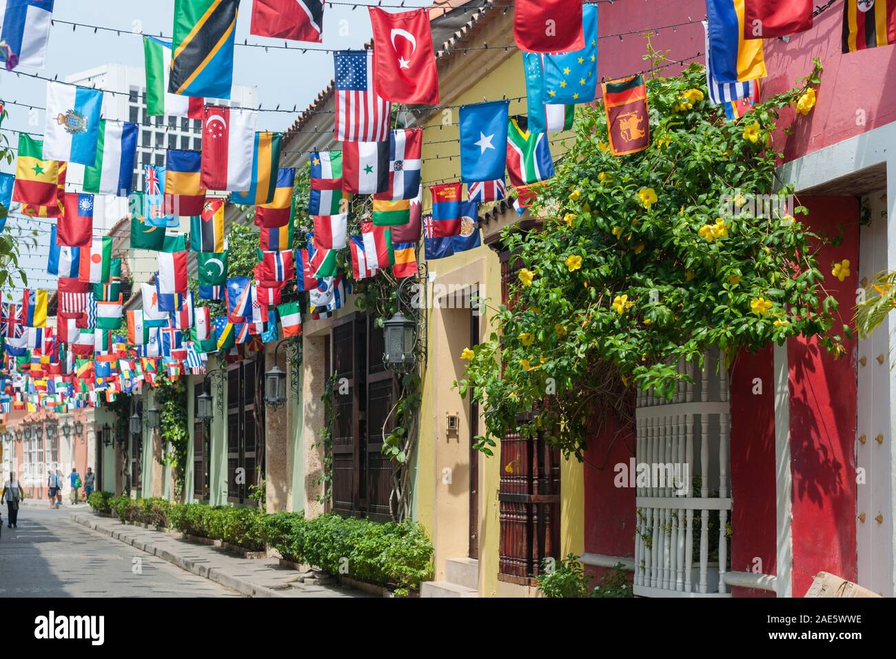 Le bandiere che ornano 29th street (calle 29) nel Getsemani quartiere di Cartagena, Colombia. Foto Stock