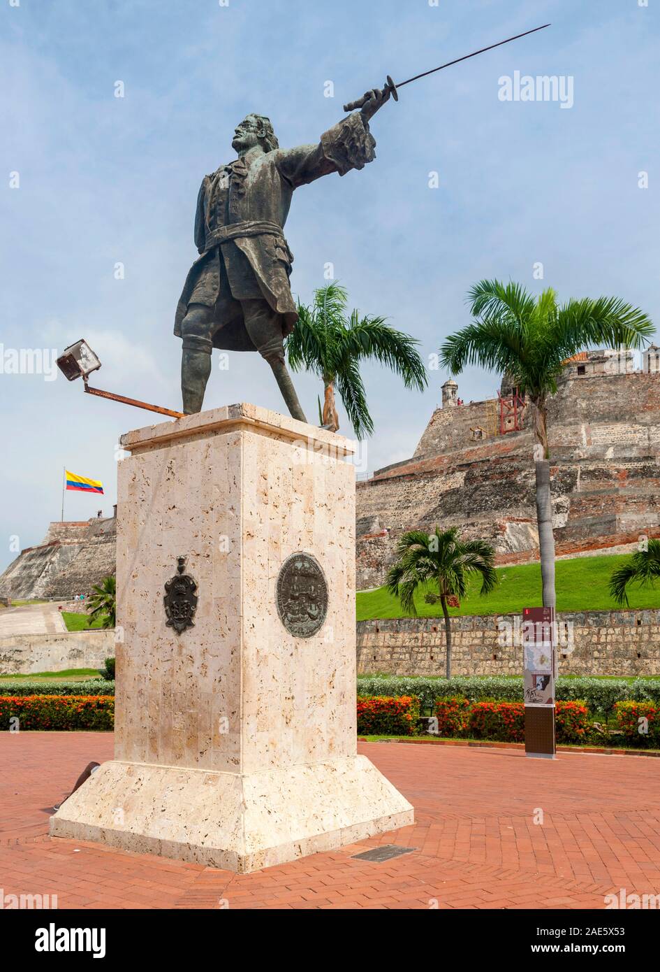 Statua di Blas de Lezo (con amputata la gamba e il braccio) di fronte al castello di San Felipe de Barajas a Cartagena, Colombia. Foto Stock