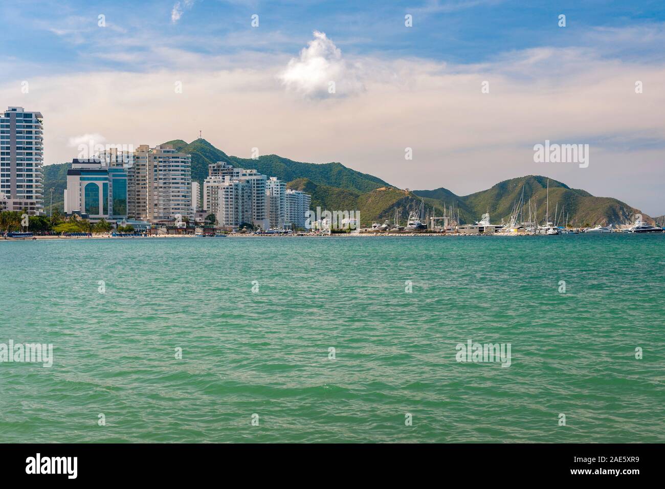 Gli edifici sul lungomare di Santa Marta, Colombia. Foto Stock