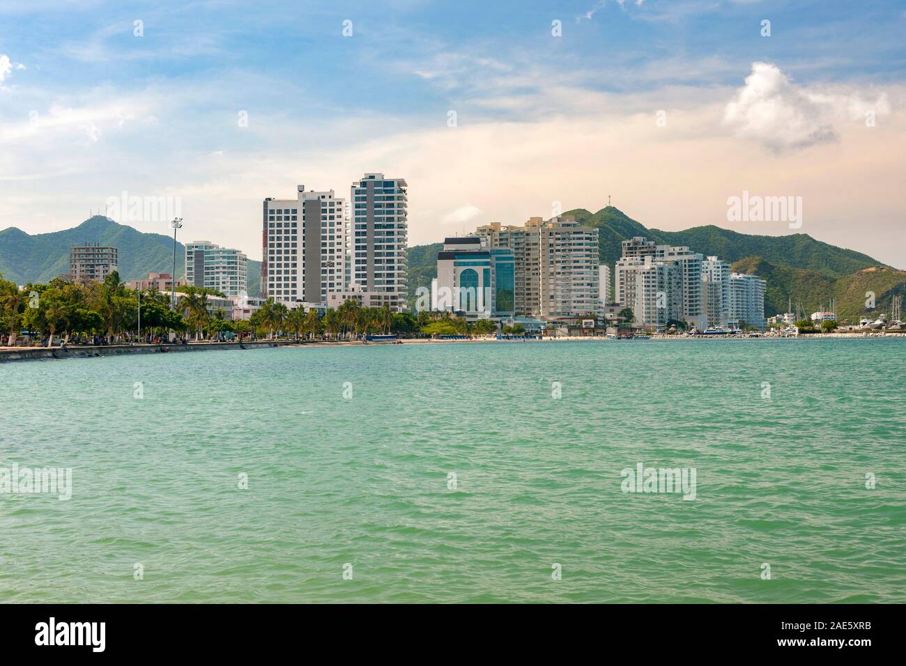 Gli edifici sul lungomare di Santa Marta, Colombia. Foto Stock