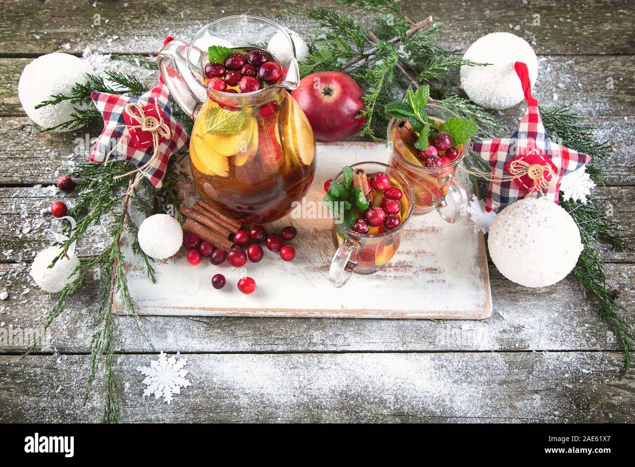 Natale bevanda calda sul tavolo di legno Foto Stock