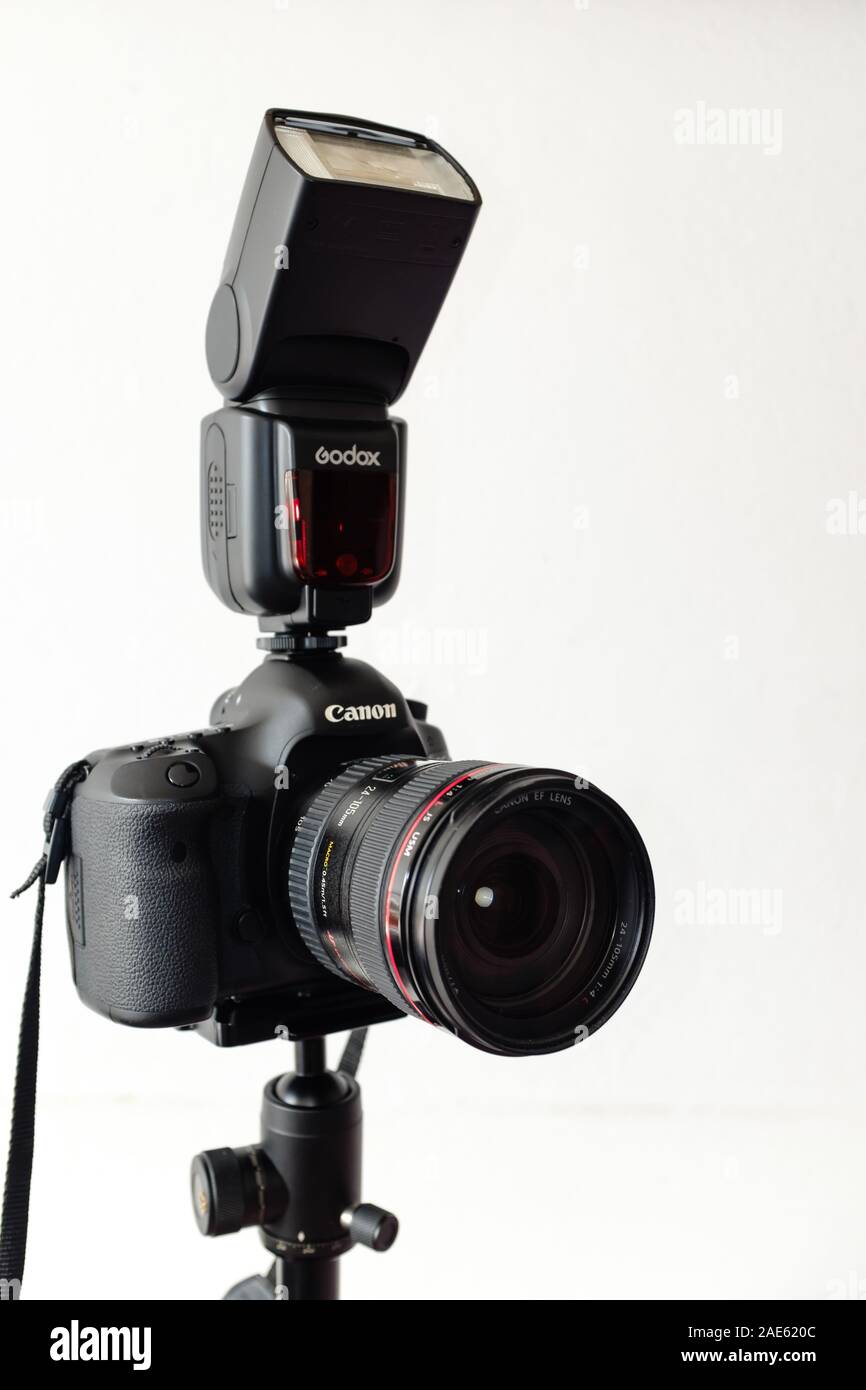 Hegang città,Cina-15 febbraio 2018:Canon EOS 5D Mark 3 fotocamera con flash display set completo Foto Stock