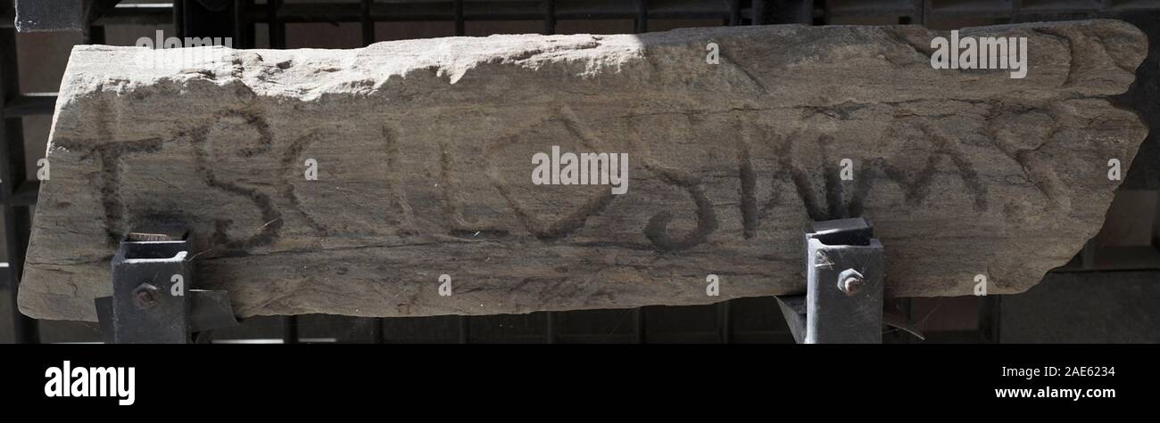 Inscripción con letra visigótica 'S (an) C (t) Ho COS (MAE) MAR (tyris)... '. Siglos VIII-XII. San Estevo de Vivente (Oza dos Ríos). Museo Arqueológico e Histórico (Castillo de San Antón). La Coruña. La Galizia. España. Foto Stock