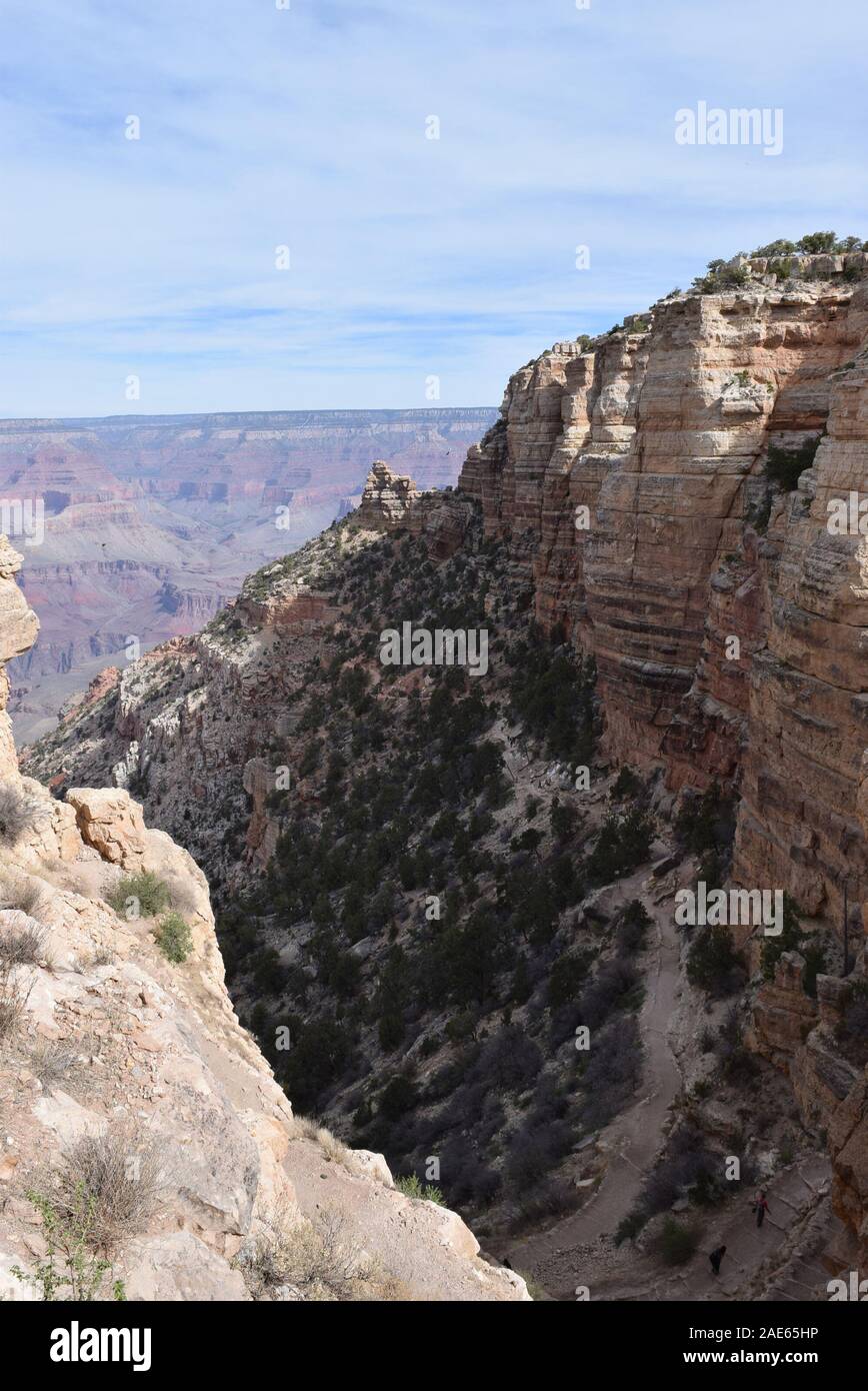 Vista di sud Kaibab trail come si snoda verso il basso il bordo sud del Grand Canyon. North Rim in background Foto Stock