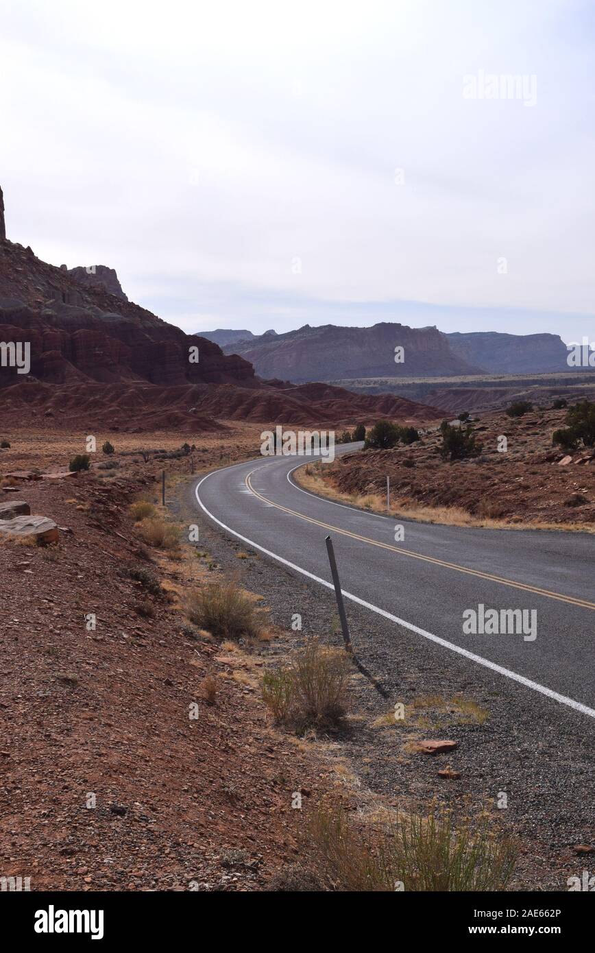 La Utah State Route 24, sulla strada per il parco nazionale di Capitol Reef. Foto Stock