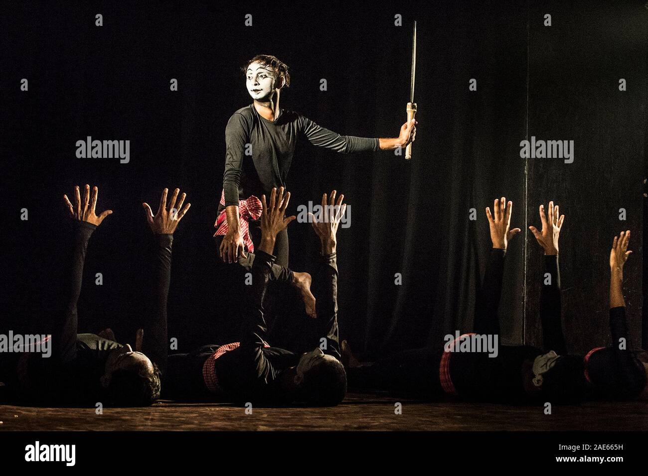 Kolkata, India. 6 dicembre, 2019. Gli artisti interpreti o esecutori Mime atto arte mime a Jogesh Accademia Mime in Kolkata, India, il 6 dicembre 2019. Mime Jogesh Academy, il pioniere in India in questo campo che si terrà la quarantunesima edizione del Festival di Mime in Kolkata. Credito: Tumpa Mondal/Xinhua/Alamy Live News Foto Stock