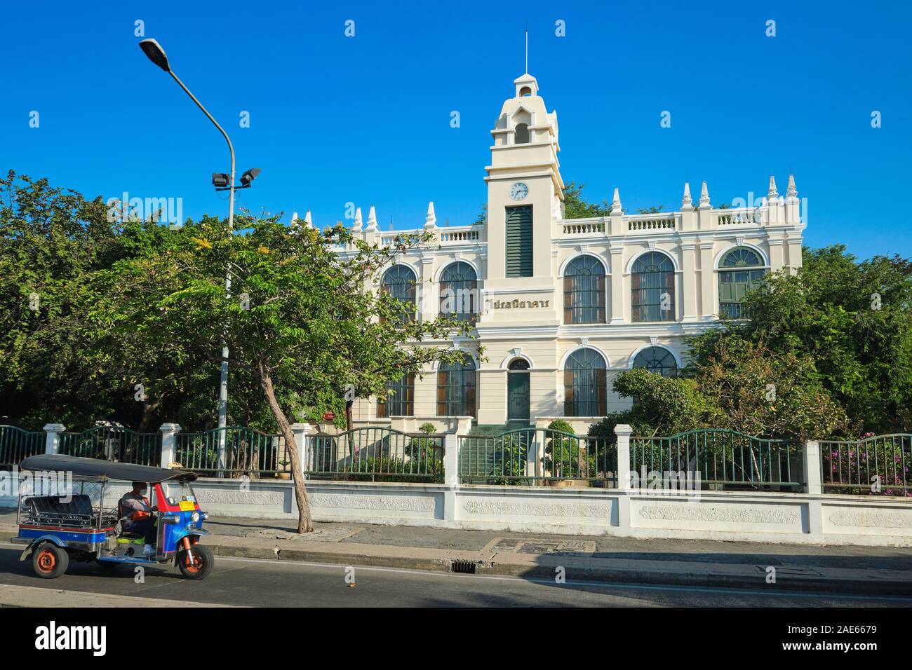 Lo storico edificio Praisaniyakhan sul fiume Chao Phraya a Pahurat (Phahurat), Bangkok, Thailandia, un tempo sede del primo ufficio postale della città Foto Stock