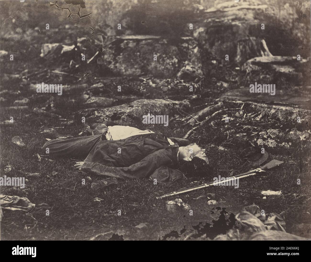 Un Sharpshooter dell ultima sonno, Gettysburg, Pennsylvania, luglio 1863; 1863 data Alexander Gardner, una Sharpshooter dell ultima sonno, Gettysburg, Pennsylvania, luglio 1863, 1863 Foto Stock