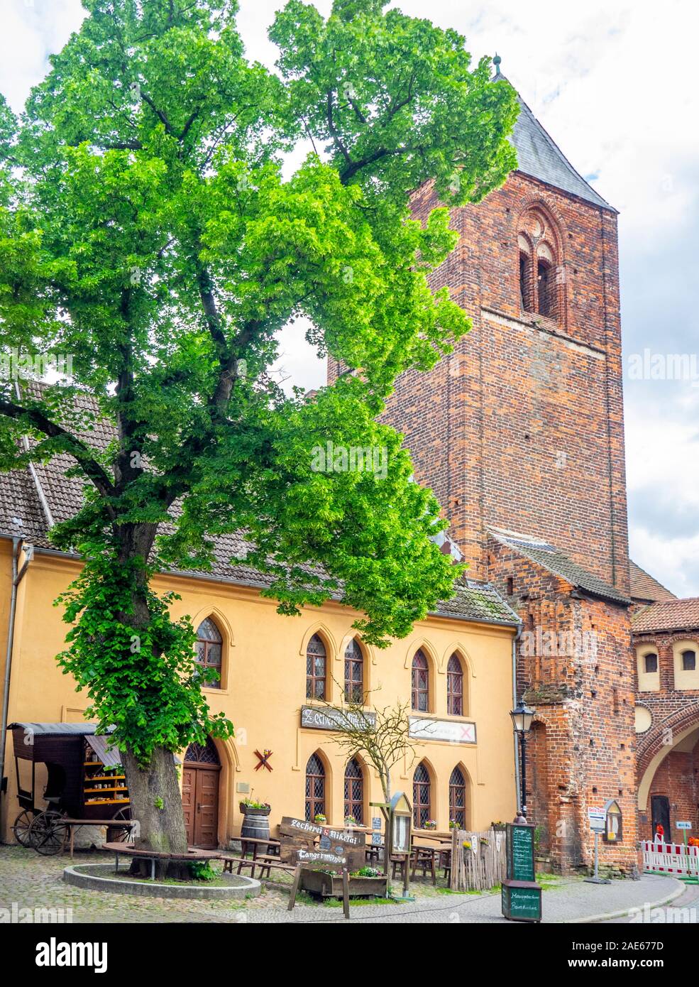Ex chiesa di San Nicola ora un bar e ristorante in Tangermünde Sassonia-Anhalt Germania. Foto Stock