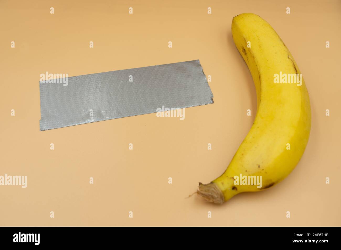 Un concetto facetious della banana e il nastro del condotto pezzo d'arte vendute da artista Maurizio Cattelan per $120.000 Foto Stock